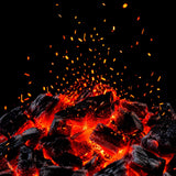 Brasas ardientes, el fuego listo para asar con la Cesta Parrillera Doble Fuego