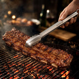 Pinza PATRIO del set de cubiertos, dando vuelta un costillar sobre las brasas